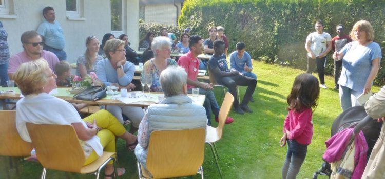 Sommerfest des Willkommens-Teams – Vorsitzende begrüßt Gäste auf Arabisch Sommerfest des Willkommens-Teams – Vorsitzende begrüßt Gäste auf Arabisch