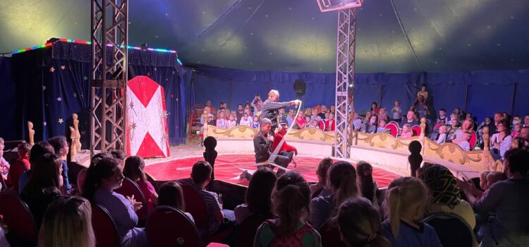 Willkommens-Team Ellerau lädt Flüchtlinge in den Circus Renzini ein